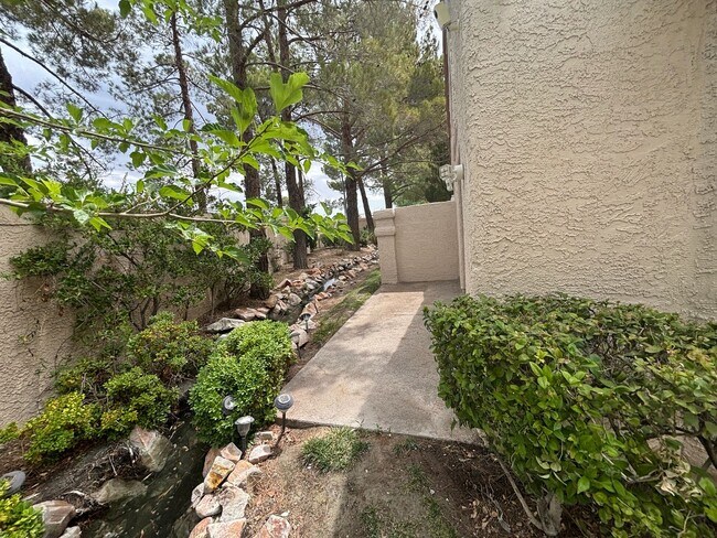 Building Photo - Beautiful 3 bed 2.5 bath townhouse in Spanish Trails!