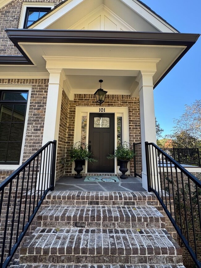 Building Photo - Grandeur Brick 4/3.5 with Bonus Room in Th...