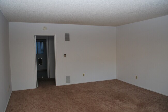 Living Room - 236 S Mentor Ave