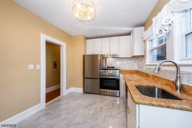 Building Photo - 422 Valley Rd