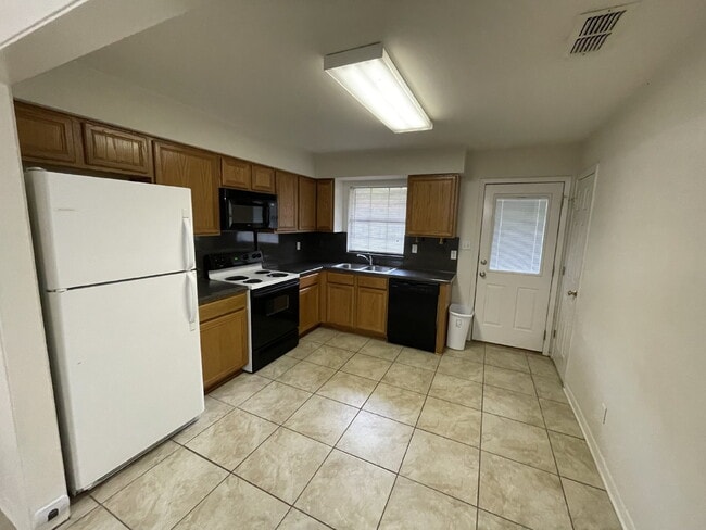 Building Photo - 2 Bed/1 Bath in Pleasanton, TX
