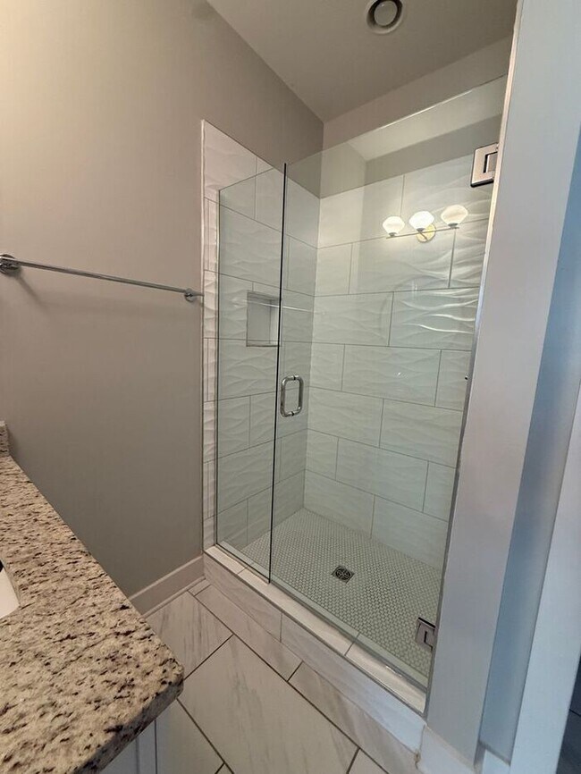 Building Photo - Modern 2 Bedroom Condo in the Heart of Melrose