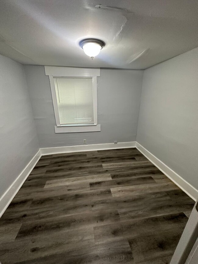 Building Photo - Fully Renovated 2/1 Single Family Home Rea...