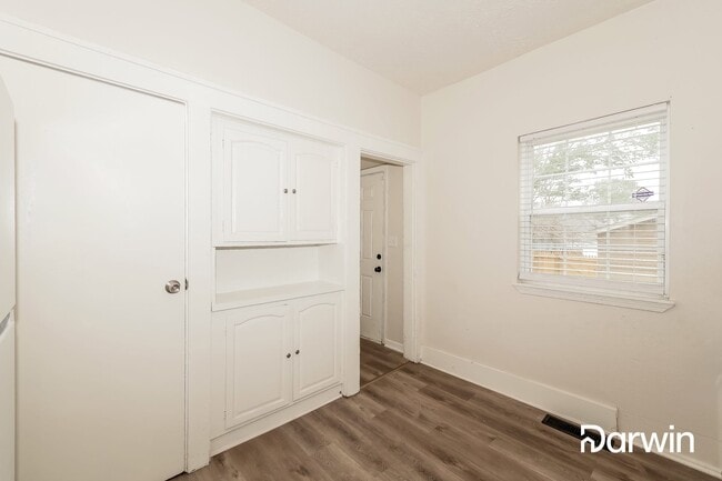 Building Photo - 1106 N Oakland Ave