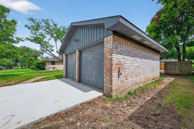 Building Photo - 7635 Dawnridge Dr
