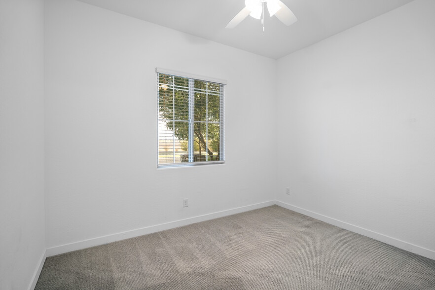 Building Photo - 9738 E Tiburon Ave