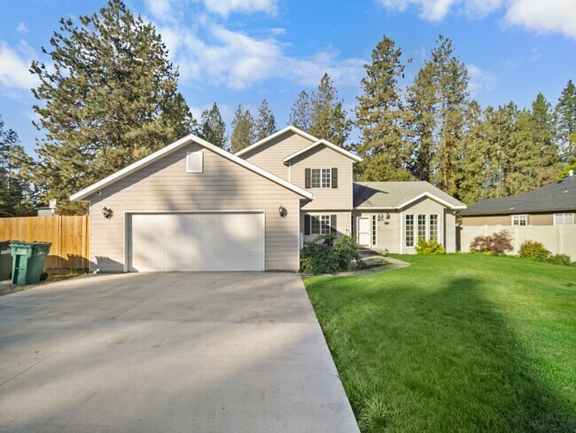 Building Photo - Spacious Home with Fenced Yard & Garage – ...