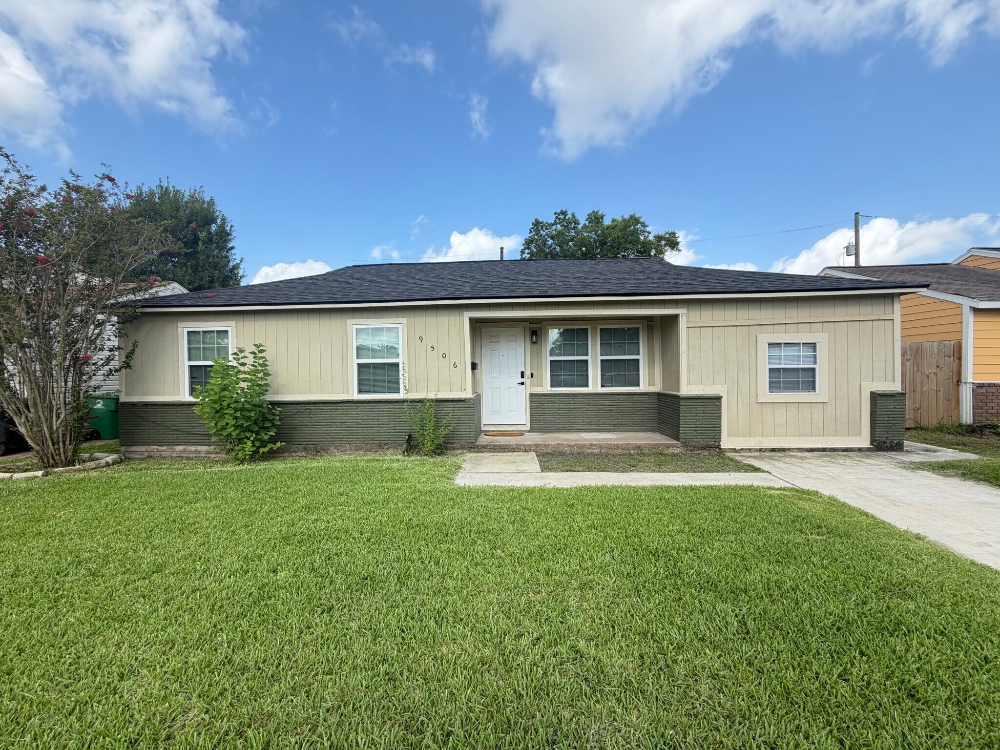 Building Photo - 9506 Sierra Dr
