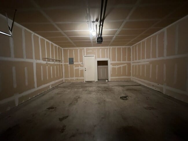 Building Photo - Wonderful home is South Austin. Great loca...