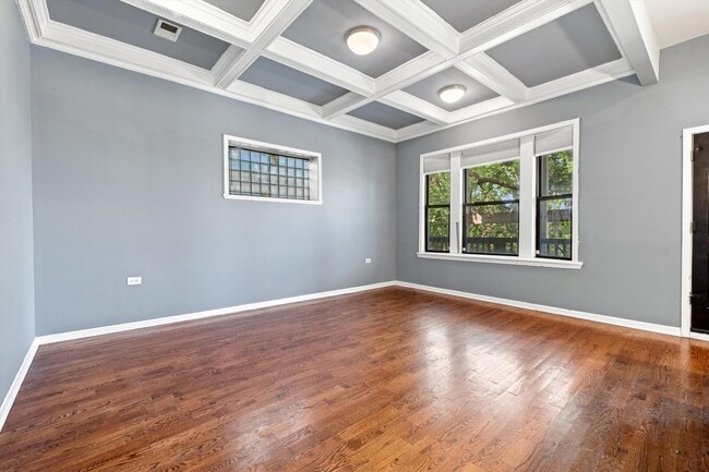 Building Photo - 4834 S Prairie Ave