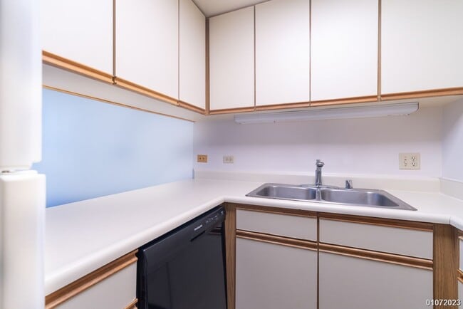 Building Photo - 1BR/1BA/1 parking in Royal Capitol Plaza.