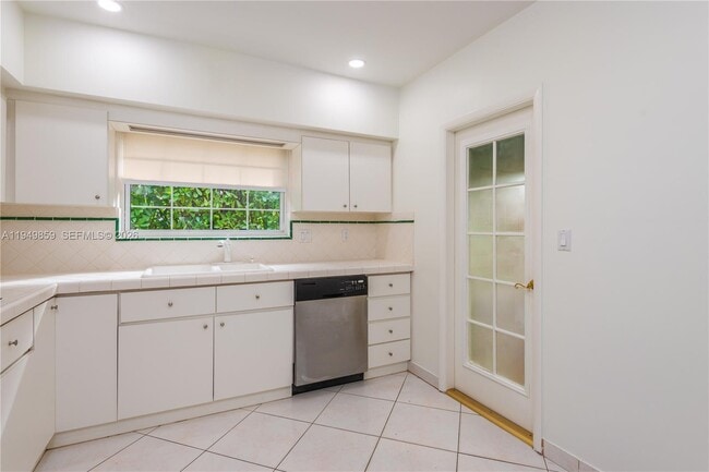 Building Photo - 1301 Lisbon St