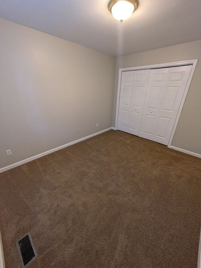 Building Photo - 2BD/1.5BA Townhome At Strawberry Patch Complex in Hickory