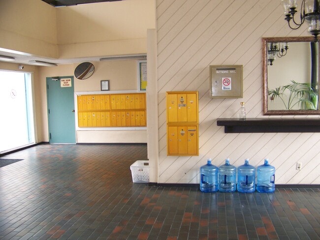 Building Photo - 550 W Regent St