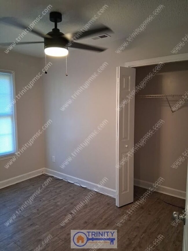 Building Photo - NEWLY UPDATED!! Ready and waiting for you!