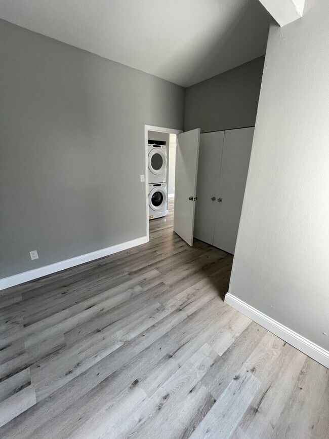 Building Photo - GORGEOUS 2/1 -  RENOVATED! Stainless, Granite, In Unit W/D