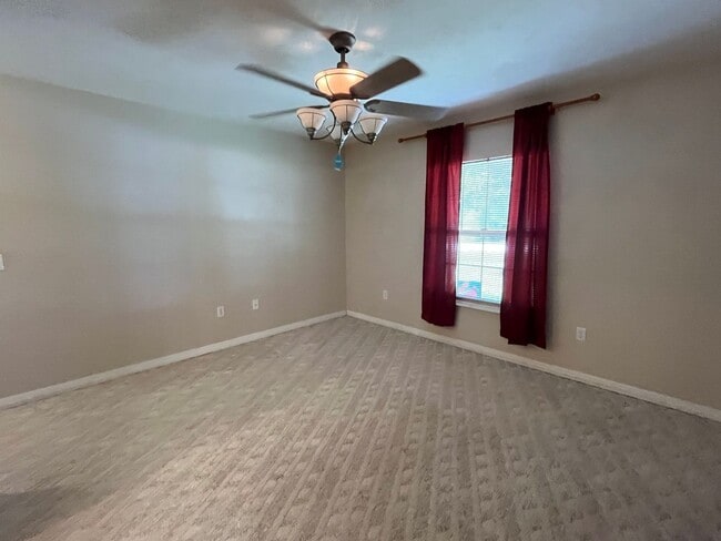 Building Photo - 3BR/2BA Home with 2 Car Garage, Fenced Yard & RV Hookups – Lake City, FL