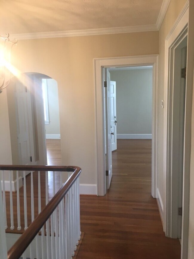 Building Photo - Kentucky mansion overlooking horse farm with stunning views    260323