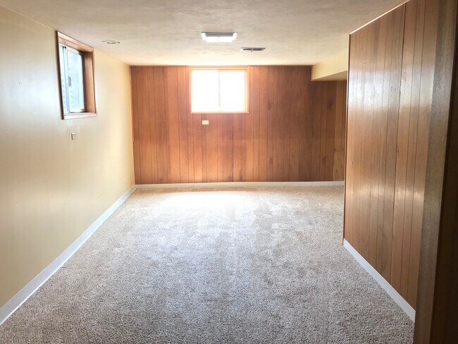 Building Photo - 3824 W Greenbrier Dr