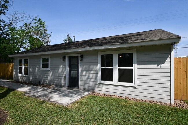 Building Photo - 10946 Fullerton Dr