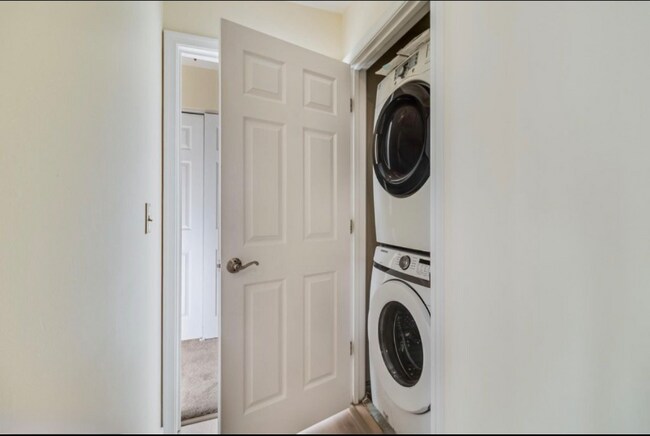 Building Photo - 45512 Westmeath Way