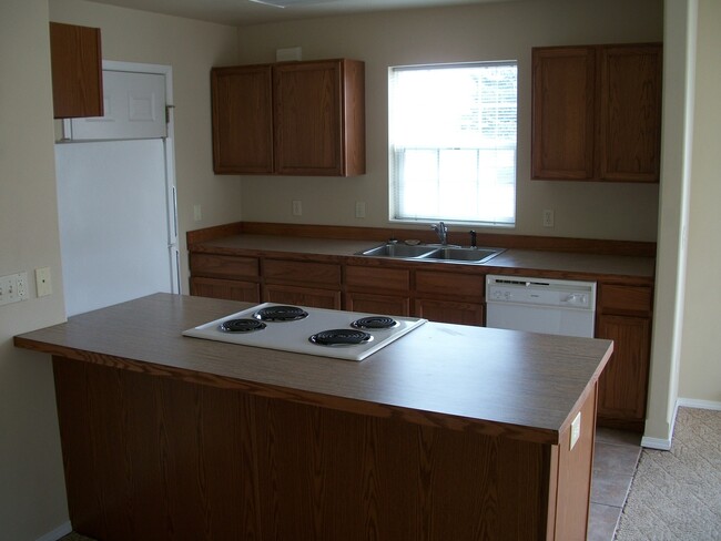 Building Photo - 2 Bedroom 1.5 Bathroom Townhouse