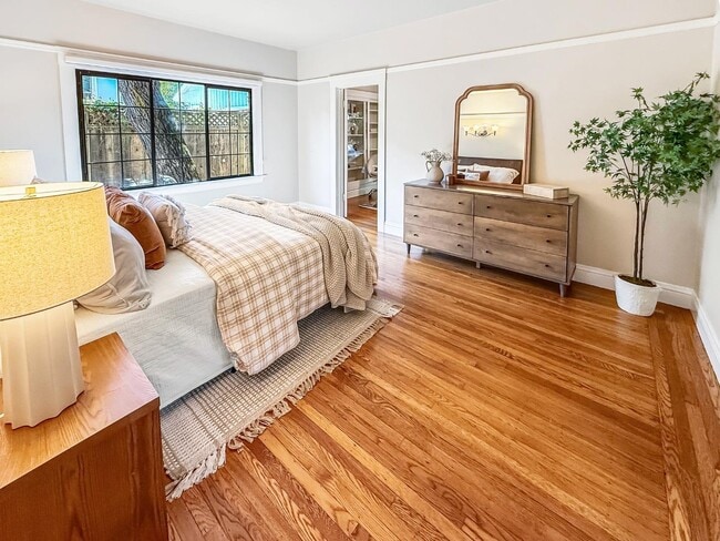 Building Photo - 2104 Carmelita Ave