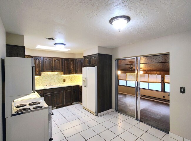 Building Photo - 3 Bd 2 Bath Over 2500 sq ft in Sandy