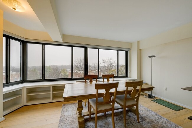 Building Photo - Great 1BR in Cathedral Heights! Fully furnished!