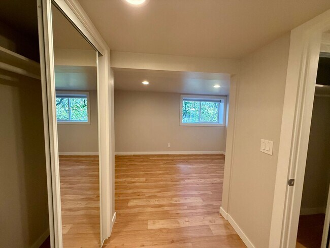 Building Photo - North Queen Anne Home