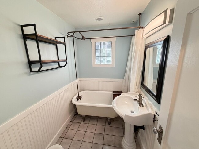 Building Photo - 565 Hollywood Ave