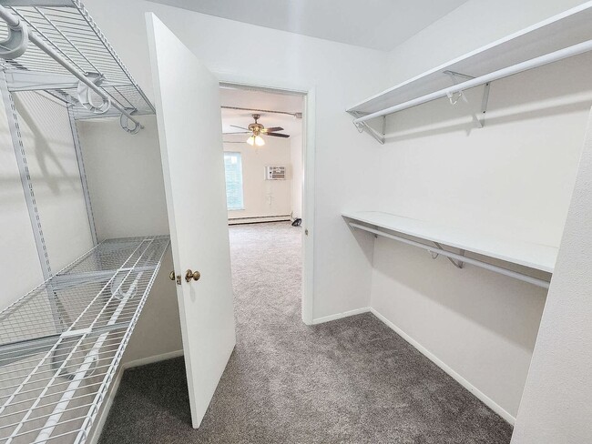 Building Photo - Updated 1 Bedroom Condo in Brown Deer