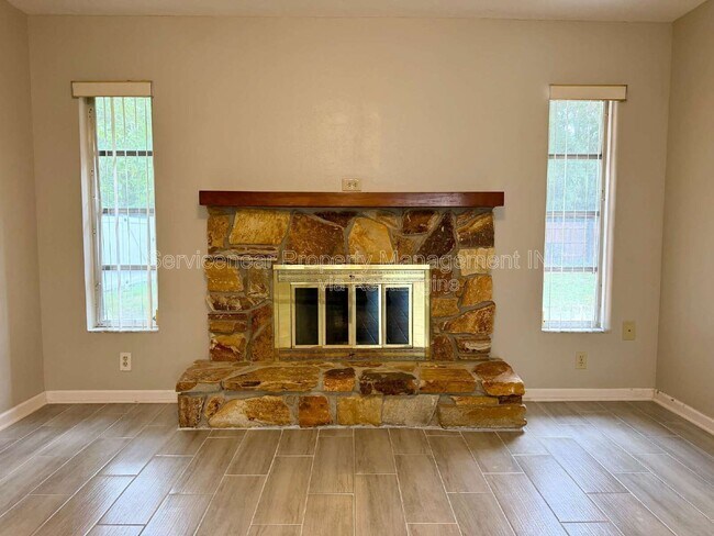 Building Photo - 423 Whispering Oaks Ct