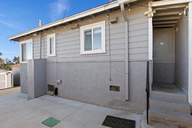 Building Photo - Mission Valley/Linda Vista 2 Bed Updated home with mountain views