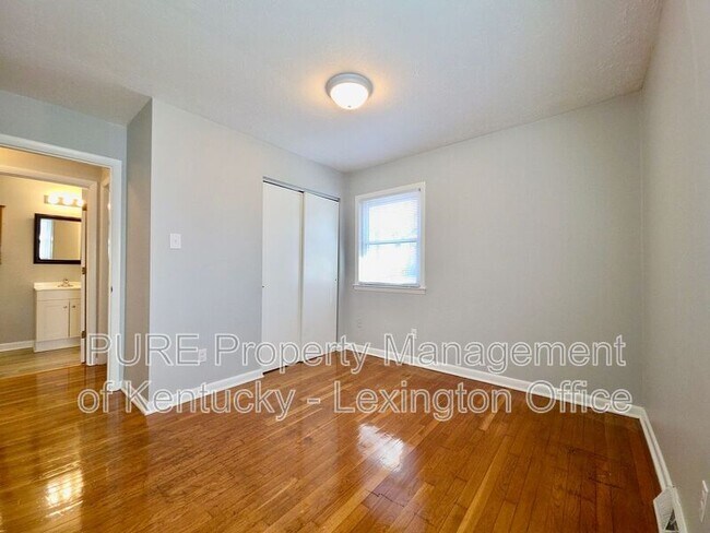 Building Photo - 3510 Lansdowne Dr