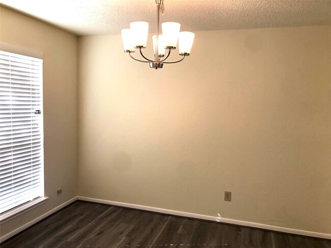 Building Photo - 4819 Sunshine Dr