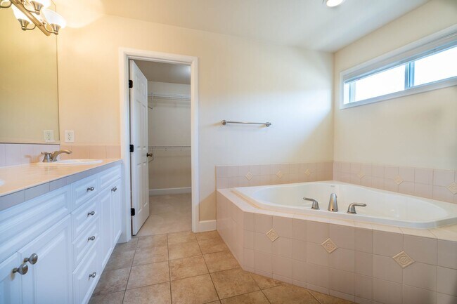 Building Photo - 5Br/3.25Ba Sammamish Home