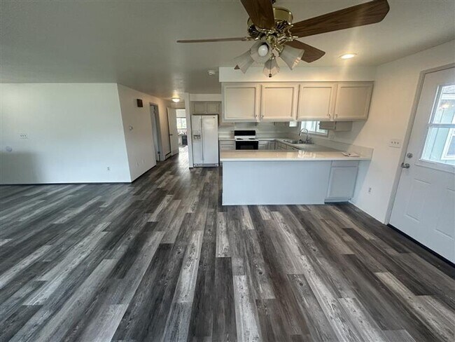 Building Photo - 209 E 3rd St