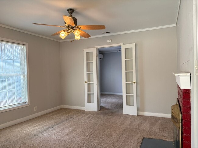 Building Photo - 3 Bedroom, 1 Bathroom House in Liberty!