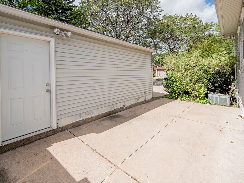 Building Photo - 961 18th Ave SE