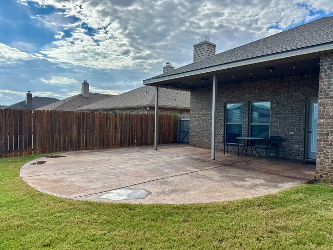 Building Photo - Beautiful 3/2/2 in South Lubbock!