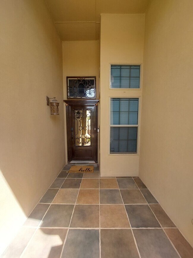 Building Photo - 4 BEDROOM 2 BATHROOM HOME 3 CAR GARAGE HOM...