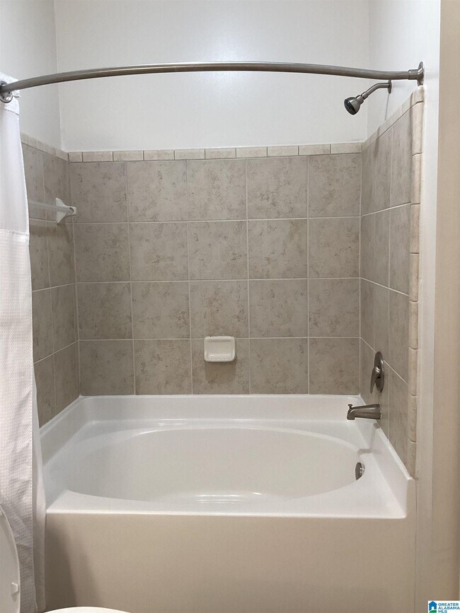 Building Photo - 1840 Oxmoor Rd