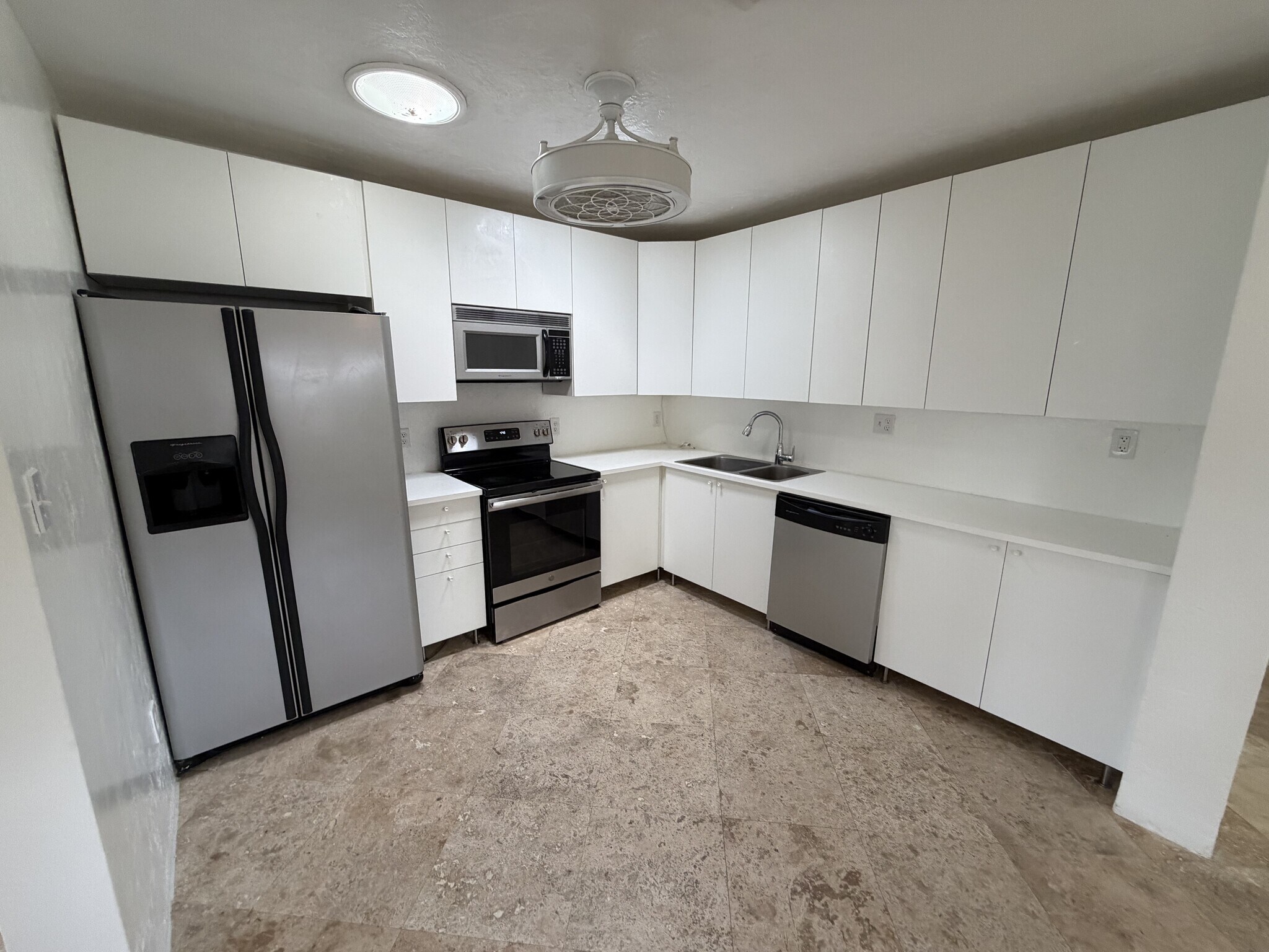Building Photo - 3 Bed/3 Bath
