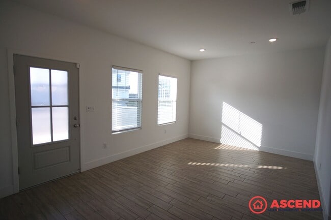 Building Photo - Stunning 5BD/4BA Home in Gossamer Grove — Solar, Modern Finishes, Nearly 3,000 Sq Ft & Pets Welcome!