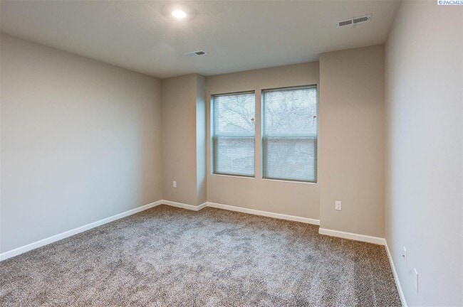 Building Photo - 3bdr/2.5 ba with garage, Low maintenance!