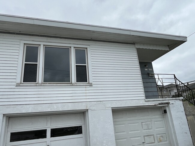 Building Photo - 412-412 N Lake St