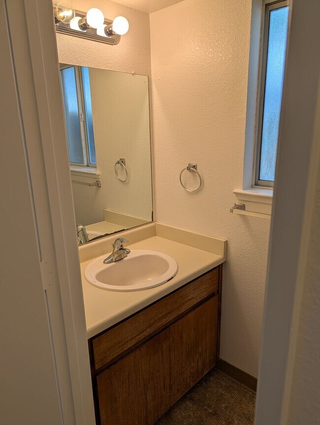 Building Photo - Great Townhouse in Anderson