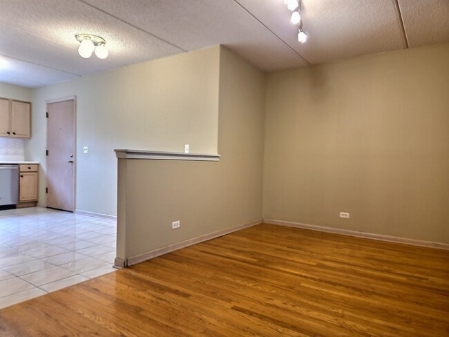 Building Photo - 8700 W Evelyn Ln