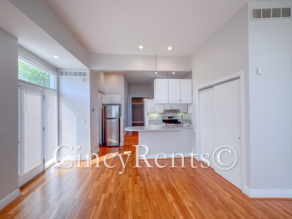 Building Photo - 334 Kilgour St